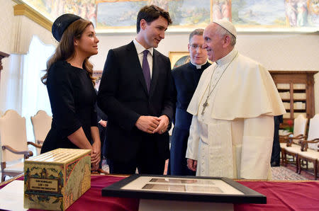 Pope Francis exchanges gifts with Canada's Prime Minister Justin Trudeau and his wife Sophie Gregoire Trudeau during a private audience at the Vatican, May 29, 2017. REUTERS/Ettore Ferrari/pool