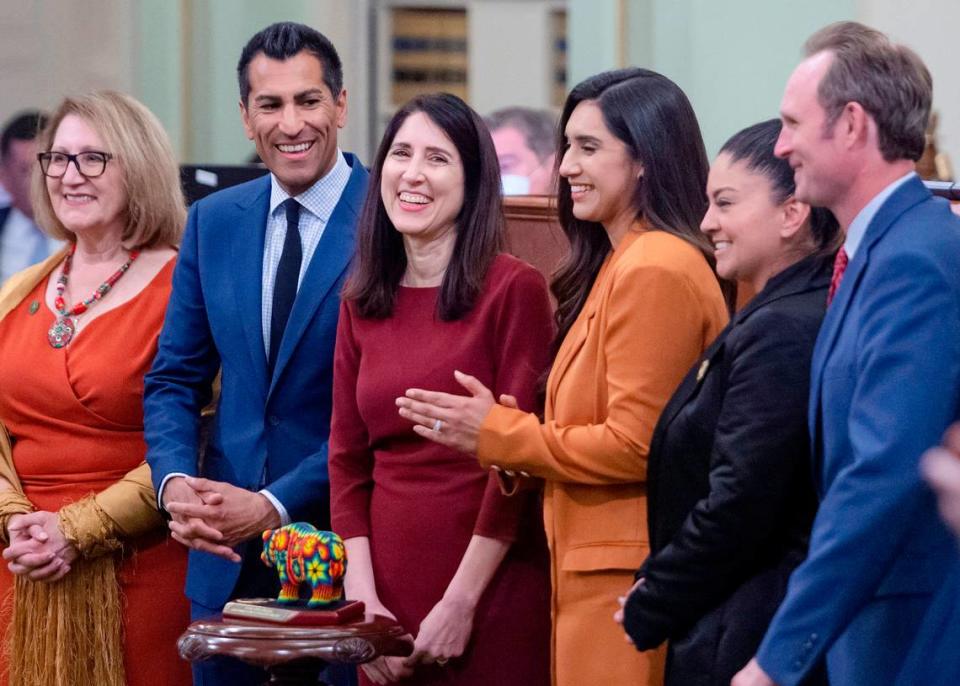 La presidenta de la Corte Suprema de California, Patricia Guerrero, en el centro, la primera latina en ocupar el cargo de presidenta del Corte Suprema del estado, recibe un reconocimiento durante la entrega de los Premios al Espíritu Latino, el lunes 1 de mayo de 2023, en el Capitolio del estado en el centro de Sacramento. Cada año, el Caucus Legislativo Latino de California otorga el Premio al Espíritu Latino a latinos destacados en diversos campos.