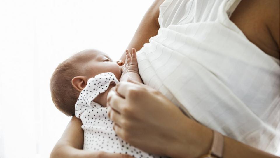 Una madre amamantando