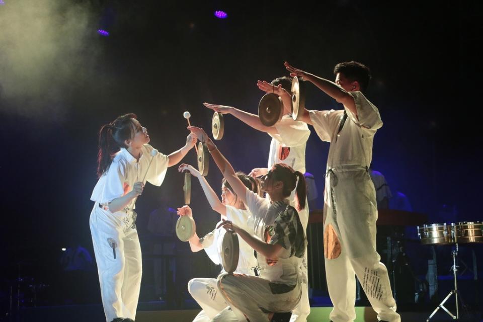《圖說》開幕大秀由朱宗慶打擊樂團帶來《響動新生地》首演，結合舞蹈、建築雷射聲光帶來跨域演出。〈文化局提供〉