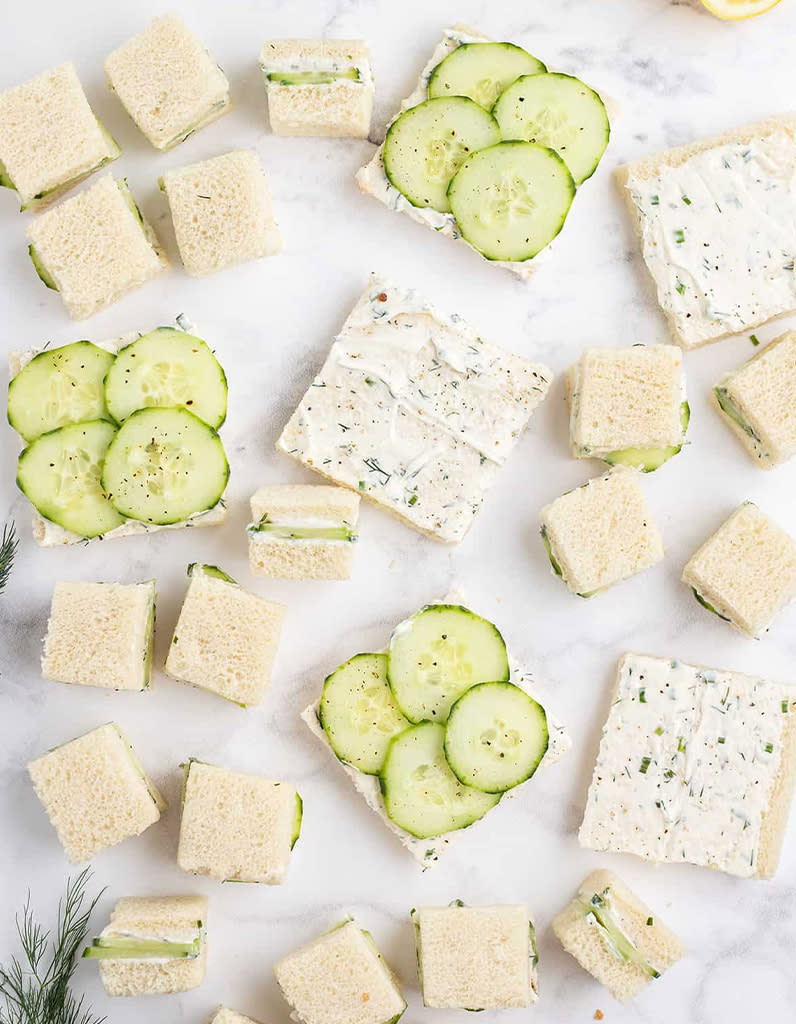 <p>L’option idéale pour un amuse-bouche chic et pratique à la fois. </p><p>Découvrir la recette <a href="https://bellyfull.net/cucumber-sandwiches/" rel="nofollow noopener" target="_blank" data-ylk="slk:ici;elm:context_link;itc:0;sec:content-canvas" class="link ">ici</a></p><br>