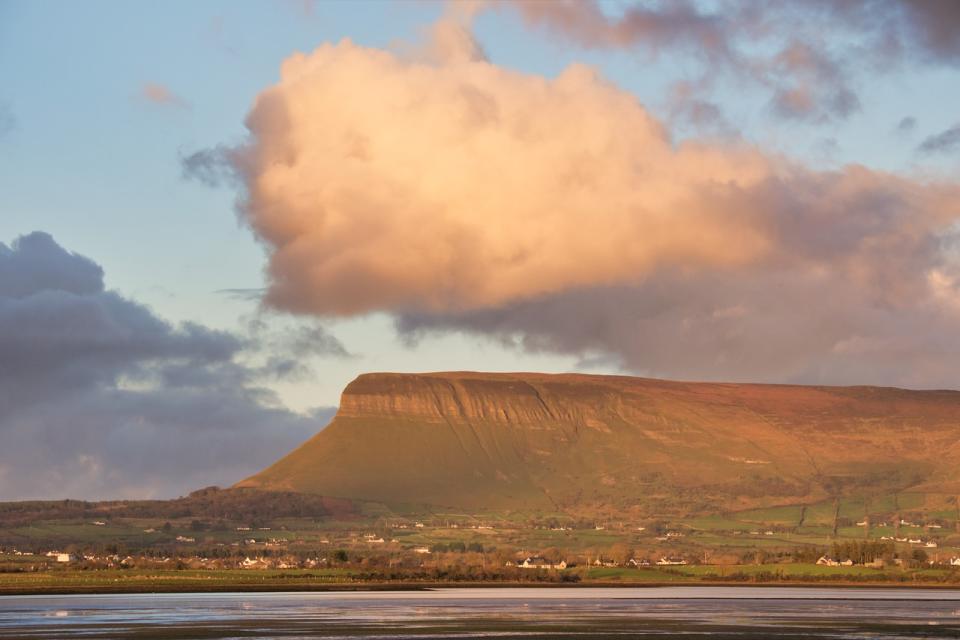 Sligo, sulla costa occidentale dell’Isola di Smeraldo, non è solo la casa di una delle università più importanti d’Irlanda, ma anche la città che ha influito più di altre sul poeta William Butler Yeats, Nobel per la letteratura nel 1923. L’autore ha trovato proprio qui l’ispirazione per le sue poesie impregnate di folklore e miti irlandesi: quale modo migliore per rendergli omaggio se non leggere le sue opere immersi nella natura che circonda la città? Magari ai piedi del monte Ben Bulben, che secondo tanti ricorda un tavolo con una tovaglia ricamata posta sulla cima ormai appiattita dagli agenti atmosferici e dai forti venti irlandesi.