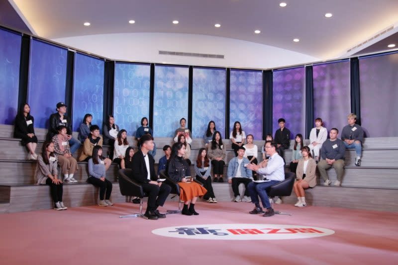 世新大學口傳系主任胡全威（前排右一）與現場學生、來賓討論現代假訊息所帶來的影響。（攝影陳泓旭、張可君）