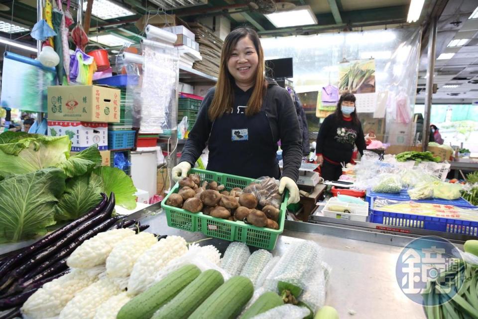 濱江市場「文惠蔬菜行」的蔬菜皆經過老闆羅雅惠精挑。