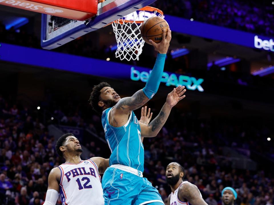 Miles Bridges #0 de los Charlotte Hornets anota contra los Philadelphia 76ers en el Wells Fargo Center el 2 de abril de 2022 en Filadelfia, Pensilvania (Getty Images)