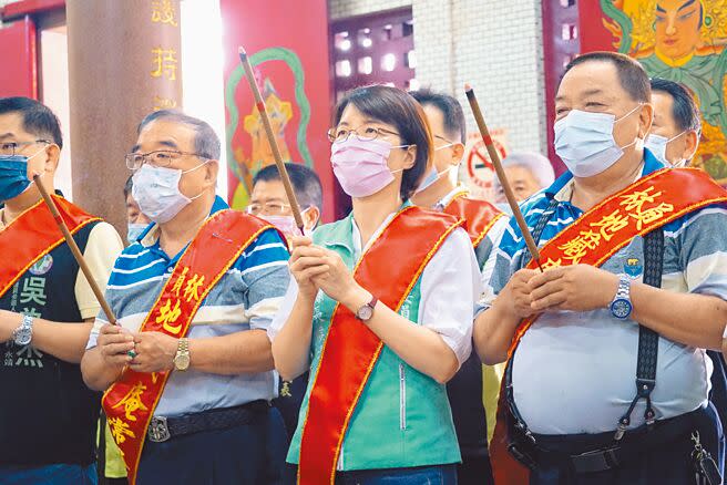 民進黨中央上周正式提名立委黃秀芳參選彰化縣長，11日她首次以參選人身分至南彰化票倉員林市拜會地方，一連參拜4處宮廟，身旁除了立委陳素月陪同一站外，卻未見先前黨內競爭對手魏明谷、邱建富等人身影。（吳建輝攝）