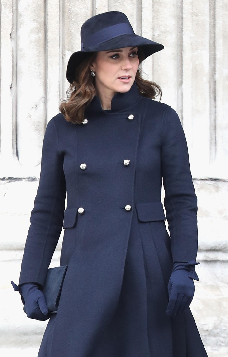 <p>Kate Middleton asistió junto al príncipe William a un servicio religioso en la Catedral de San Pablo, en Londres, y allí lució muy guapa en una gabardina azul de seis botones, con la que presumió de su quinto mes de embarazo/Getty Images </p>