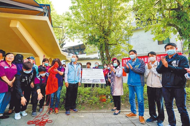 宜蘭市篤行國宅主要道路兩旁種植阿勃勒，每年約6至8月時阿勃勒花開，阿勃勒綠色廊道營造計畫昨完工啟用。（李忠一攝）