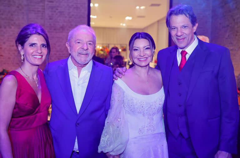 Lula y su flamante mujer junto al excandidato presidencial Fernando Haddad