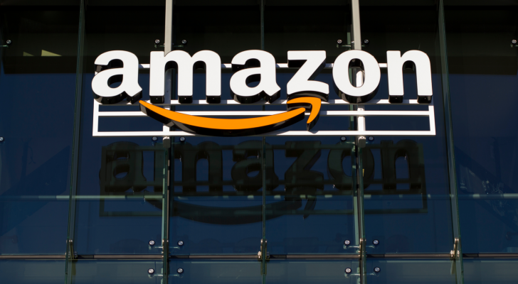 Detailní záběr na logo Amazonu v areálu Amazonu v Palo Alto v Kalifornii. Umístění Palo Alto hostí týmy A9 Search, Amazon Web Services a Amazon Game Studios. skladem AMZN