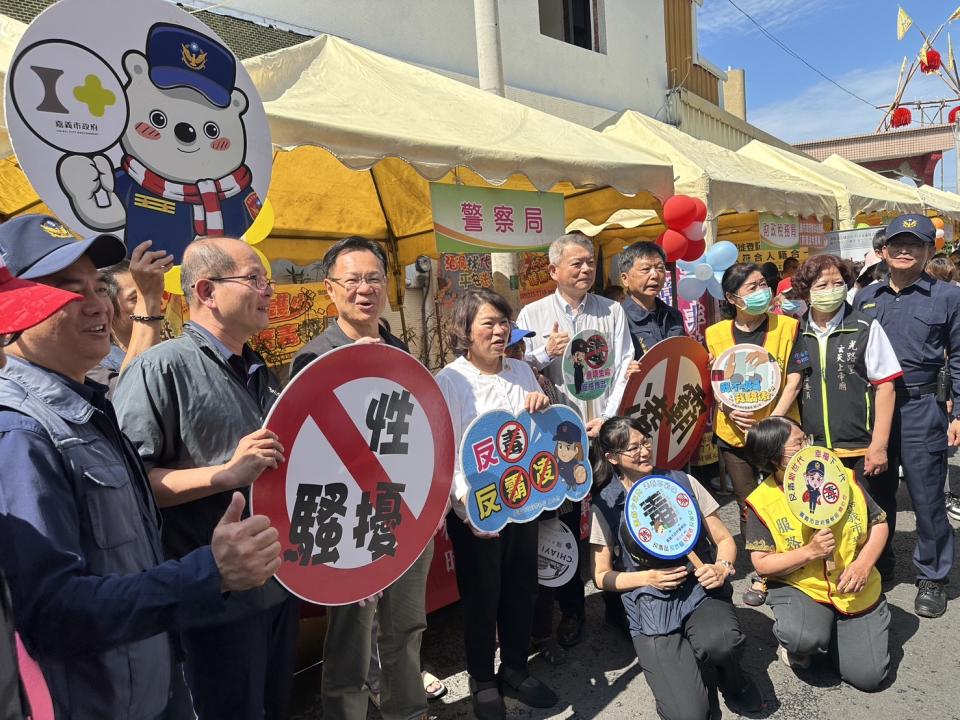 張啓楷陪同勇媽市長黃敏惠一同支持警方宣導反毒、反霸凌及反性騷擾。(圖／張啓楷國會辦公室 提供)