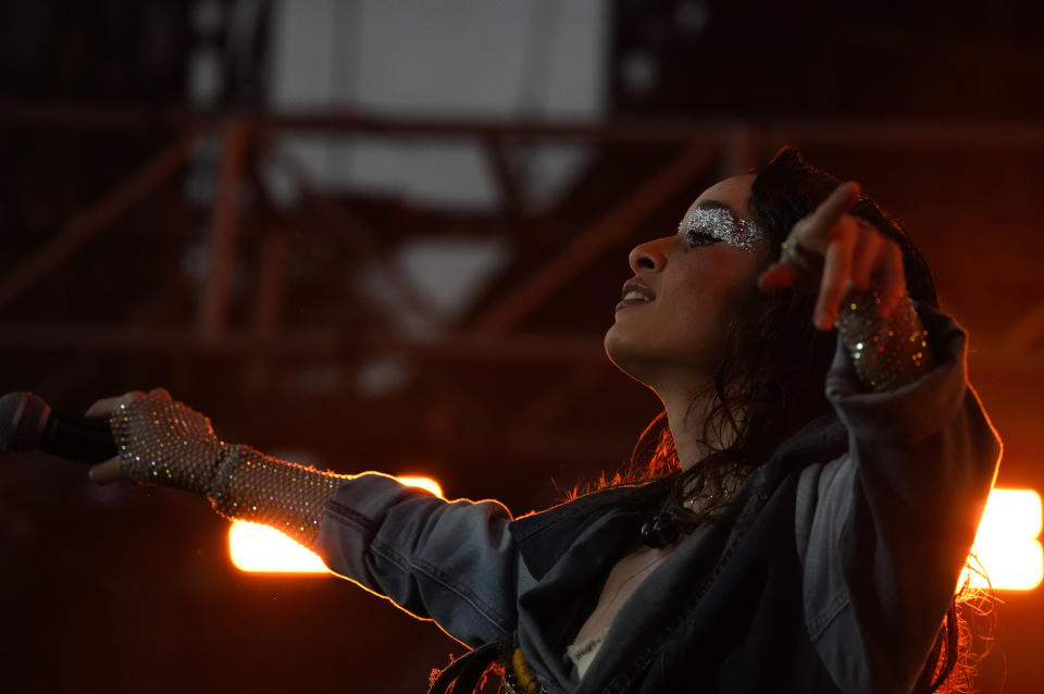 Catalina García, vocalista de Monsieur Periné, durante su presentación en el festival Vive Latino en la Ciudad de México el domingo 19 de marzo de 2023. (Foto AP/Fernando Llano)