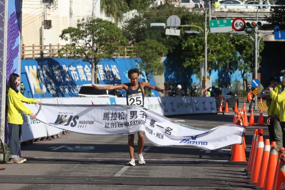 馬拉松男子組冠軍蔣介文。   圖：新北市體育處提供