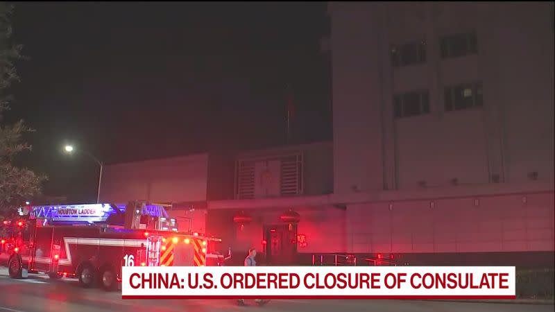 ▲美國要求中國大陸駐美休士頓總領事館於 3 天內關閉撤離，館內已開始焚燒文件。（圖／翻攝自 Bloomberg Politics YouTube 影片截圖）