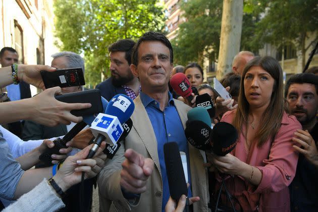 Manuel Valls s'exprime devant la presse après avoir voté dimanche à Barcelone.