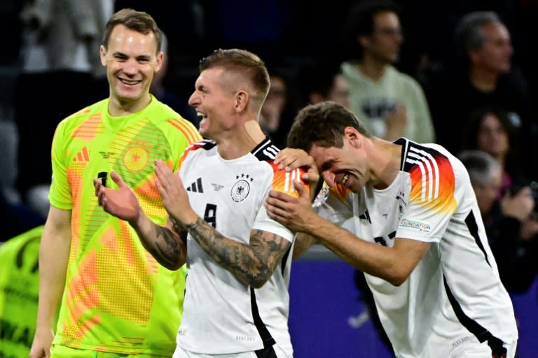 El centrocampista alemán Toni Kroos (centro), el delantero alemán Thomas Mueller (derecha) y el arquero alemán Manuel Neuer (izquierda) celebran la victoria ante Escocia en el partido inaugural de la Eurocopa-2024, en el Múnich Football Arena, el 14 de junio de 2024 (Tobias SCHWARZ)