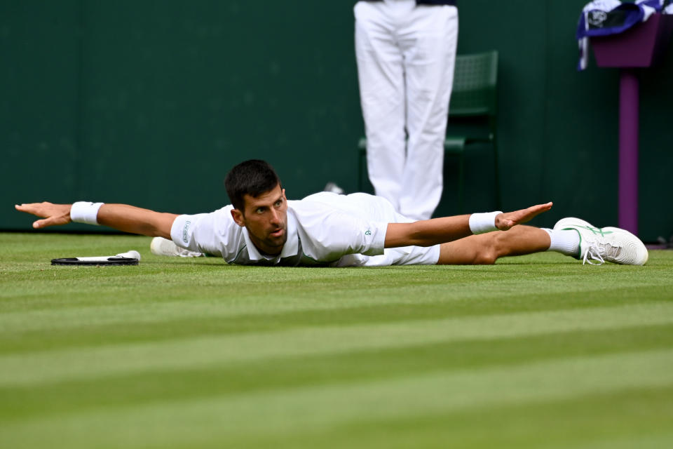 Djokovic celebra uno de los mejores puntos de Wimbledon 2022. (Foto: Stringer / Anadolu Agency via Getty Images)