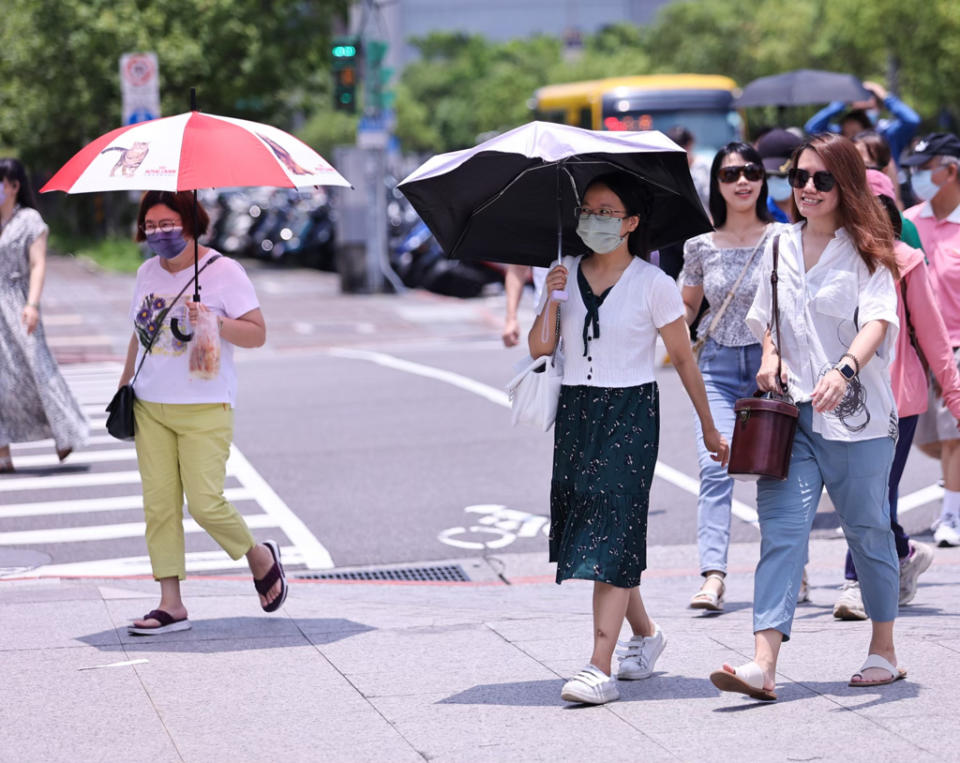 夏天天氣熱，許多人只想待在有冷氣的地方。（資料照）