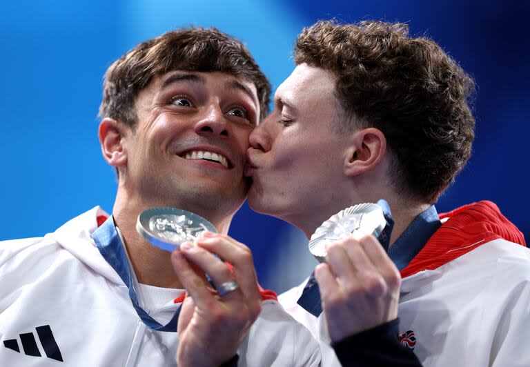 Los británicos Thomas Daley y Noah Williams celebran el segundo puesto en los saltos sincronizados, en la plataforma de 10 metros sincronizados de París 2024