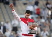 El tenista serbio Novak Djokovic celebra con el trofeo su triunfo en la final del Abierto de Francia contra el griego Stefanos Tsitsipas en Roland Garros, París, Francia.