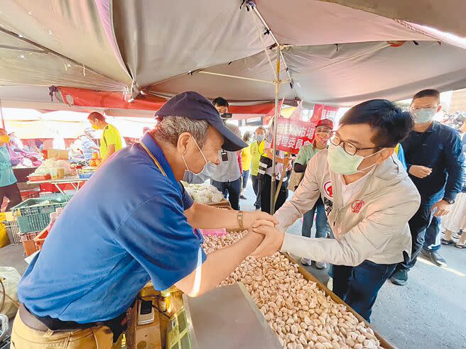 高雄市長陳其邁10日正式向市府請假，全力投入選戰，他昨天到鳳山肉豆公市場拜票。（洪浩軒攝）