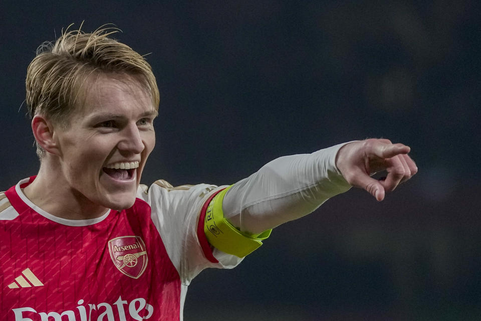 Martin Odegaard celebra tras anotar el quinto gol de Arsenal durante el partido contra Lens en la Liga de Campeones, el miércoles 29 de noviembre de 2023, en Londres. (AP Foto/Kin Cheung)