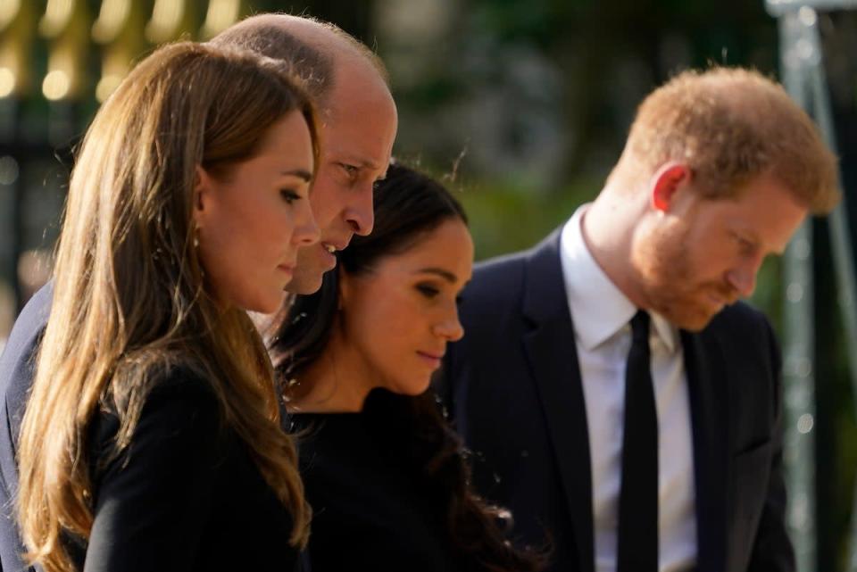 Los Sussex y la princesa y el príncipe de Gales leen juntos los mensajes dejados en Windsor (The Associated Press)