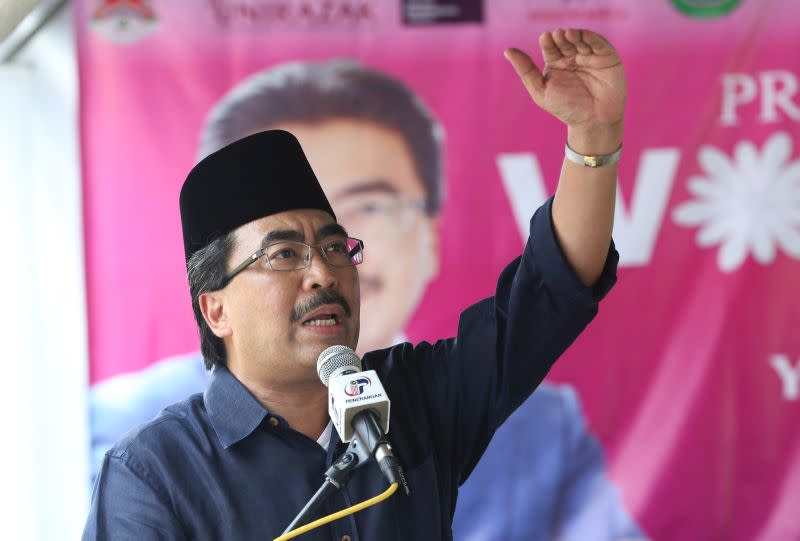 Datuk Seri Johari Abdul Ghani was reported as saying that Umno had given clear justifications for its withdrawal of support, which is that the government has failed to handle the Covid-19 crisis and has gone against the decree of the Yang di-Pertuan Agong. — File picture by Razak Ghazali