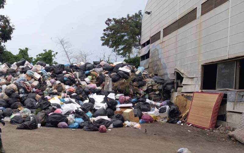 小琉球累積500噸垃圾  堆積如小山 屏東離島小琉球是觀光勝地，島上垃圾暫置在垃圾暫 存場內，累積約500噸垃圾，堆積如小山。 （環保局提供） 中央社記者李卉婷傳真  113年5月8日 