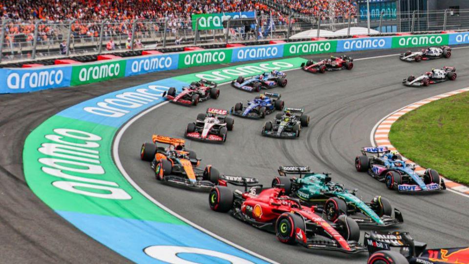 Formule 1-auto's rijden door bocht 3 van de Nederlandse Grand Prix op Zandvoort 