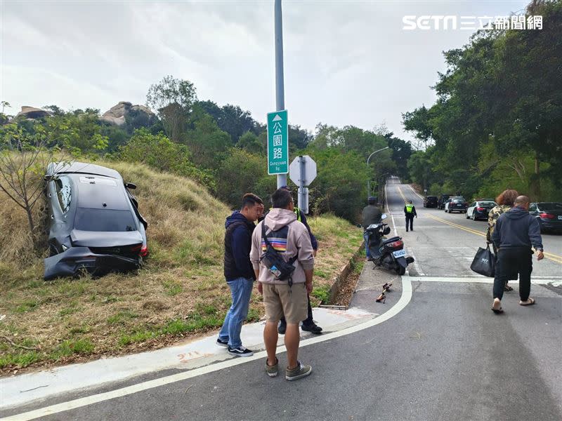 瑪莎拉蒂遭追撞，失控衝向邊坡，車尾後保桿幾乎解體。（圖／翻攝畫面）