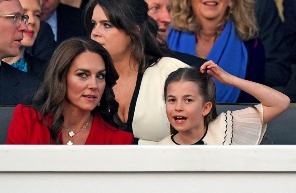 夏綠蒂公主在加冕音樂會上與親凱特王妃互動相當溫馨。（AFP）