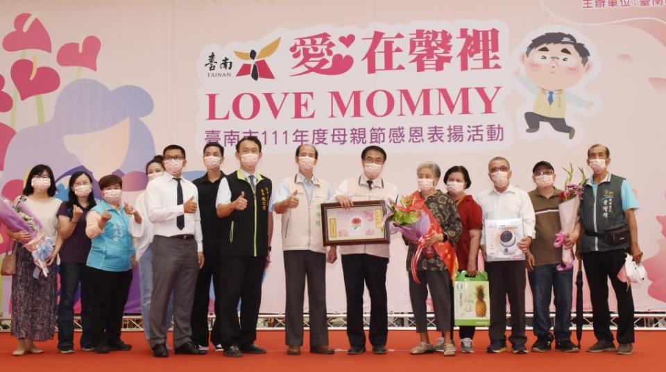 「愛在馨裡 LOVE MOMMY」母親節感恩表揚活動，市長黃偉哲為最高齡的媽媽代表「慈暉媽媽」陳王尋獻上祝福。（記者陳治交攝）