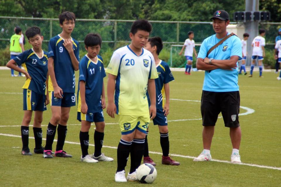 新竹宇宙聯足球俱樂部，教練徐安邦（右1）。（圖：路皓惟攝）