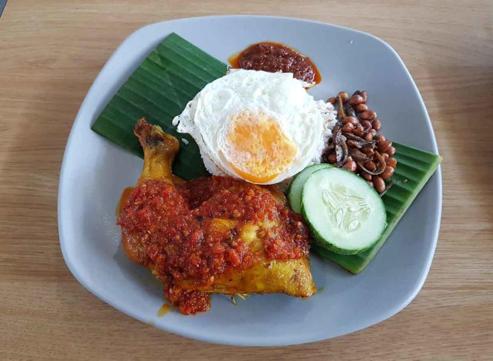 lau pa sat - nasi lemak ayam taliwang