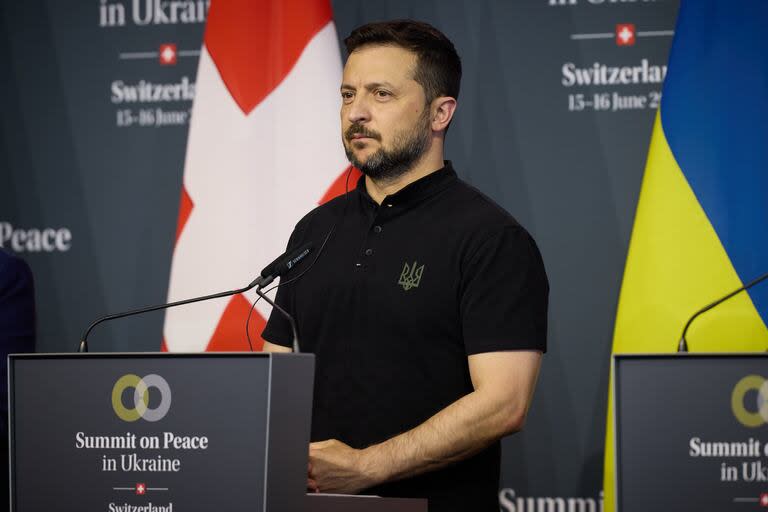 El presidente de Ucrania, Volodimir Zelensky, asiste a la conferencia de prensa de clausura de la Cumbre sobre la paz en Ucrania.