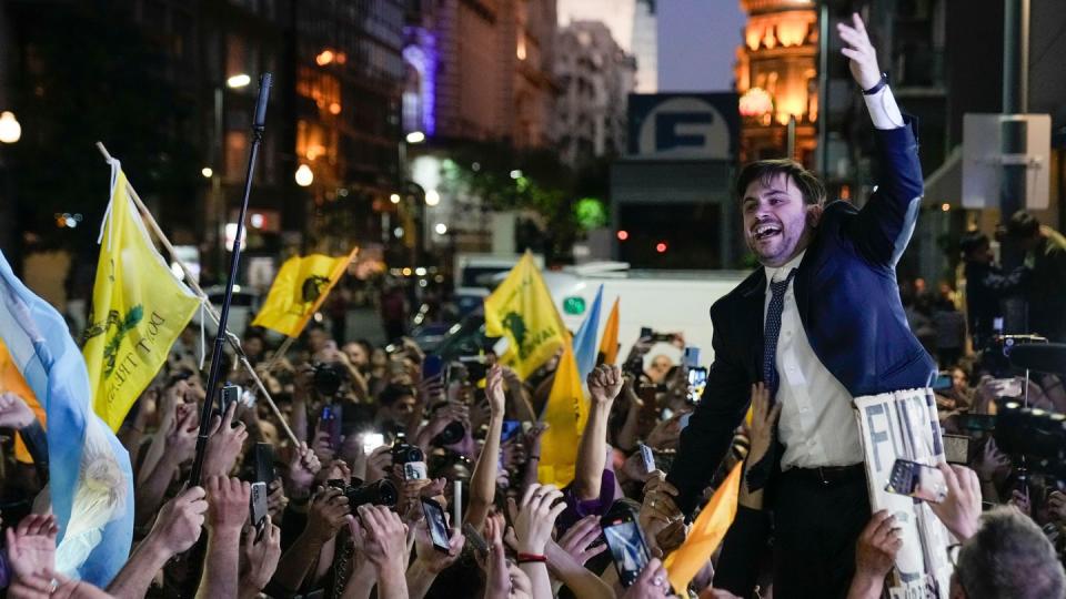 In den Straßen Argentiniens jubelten die Anhänger von Javier Milei. Doch seine Wahl könnte für strake Spannungen in der Gesellschaft sorgen. (Bild: Rodrigo Abd/AP)