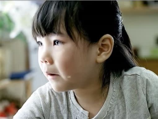 經典廣告「阿嬤妳怎麼沒感覺」中的小女孩謝欣諭如今已是國中生。（圖／翻攝自YouTube、臉書）