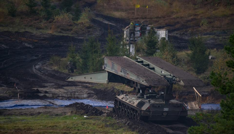 Brückenlegepanzer Biber verlegt bei einer Übung die Brücke - Copyright: picture alliance / Philipp Schulze/dpa | Philipp Schulze