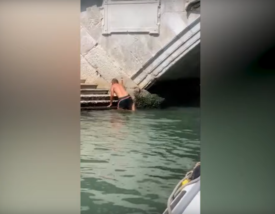 Un veneciano ha captado la imagen de dos turistas nadando en el Gran Canal y saliendo de él triunfantes pese a estar prohibido. (Foto: Captura de Youtube / La Repubblica)