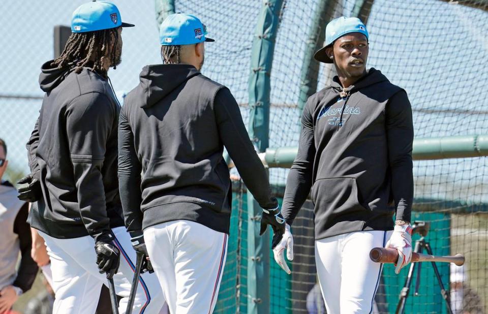 El jardinero de los Marlins Jazz Chisholm Jr. (der.) durante una práctica de bateo en la pretemporada, el 20 de febrero de 2024 en Jupiter, Florida.