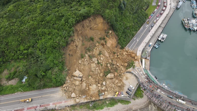 台2線基隆潮境公園路口山崩  交通雙向阻斷 台2線70K基隆市中正區北寧路潮境公園路口處3日下 午發生坍方，造成交通雙向阻斷，交通部公路局立即 成立應變小組，派員到場搶修。 （公路局提供） 中央社記者汪淑芬傳真  113年6月3日