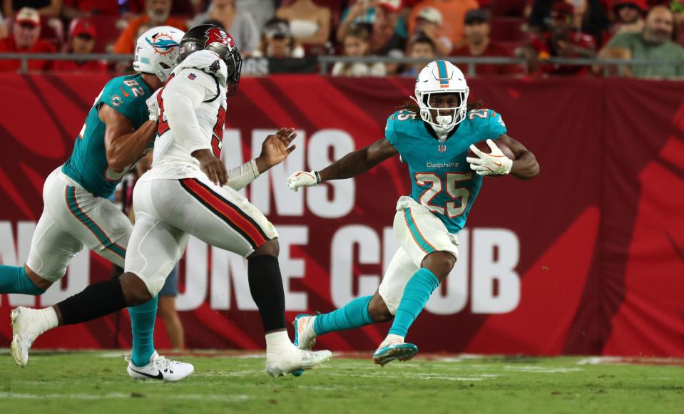 Aug 23, 2024; Tampa, Florida, USA; Miami Dolphins running back Jaylen Wright (25) runs with the ball against the Tampa Bay Buccaneers during the second half at Raymond James Stadium. Mandatory Credit: Kim Klement Neitzel-USA TODAY Sports