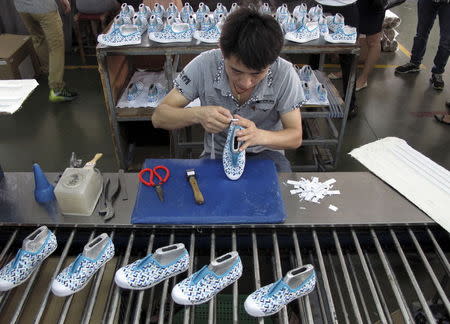 An employee works at a Shuangwei factory in Putian, Fujian province, China, May 14, 2015. REUTERS/John Ruwitch