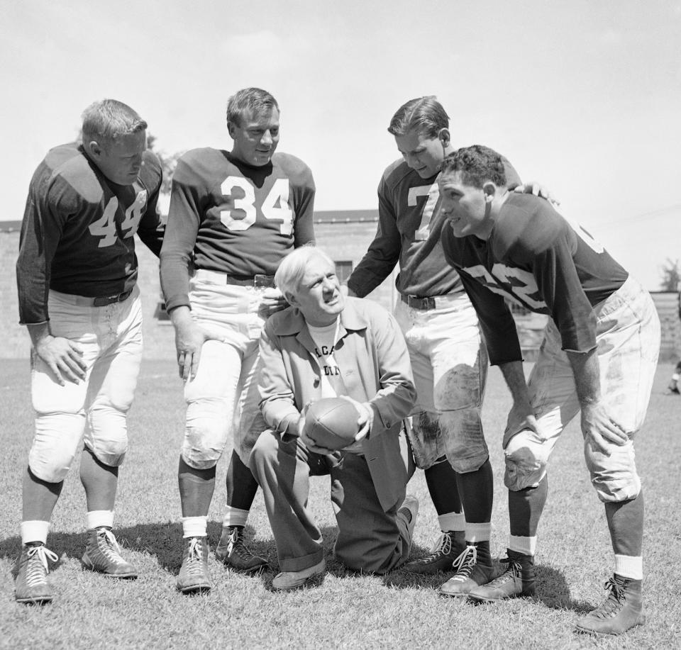 Coach Jim Conzelman confers with Chicago Cardinals’ Paul Christman, Pat Harder, Elmer Angsman and Charley Trippi.(AP Photo)