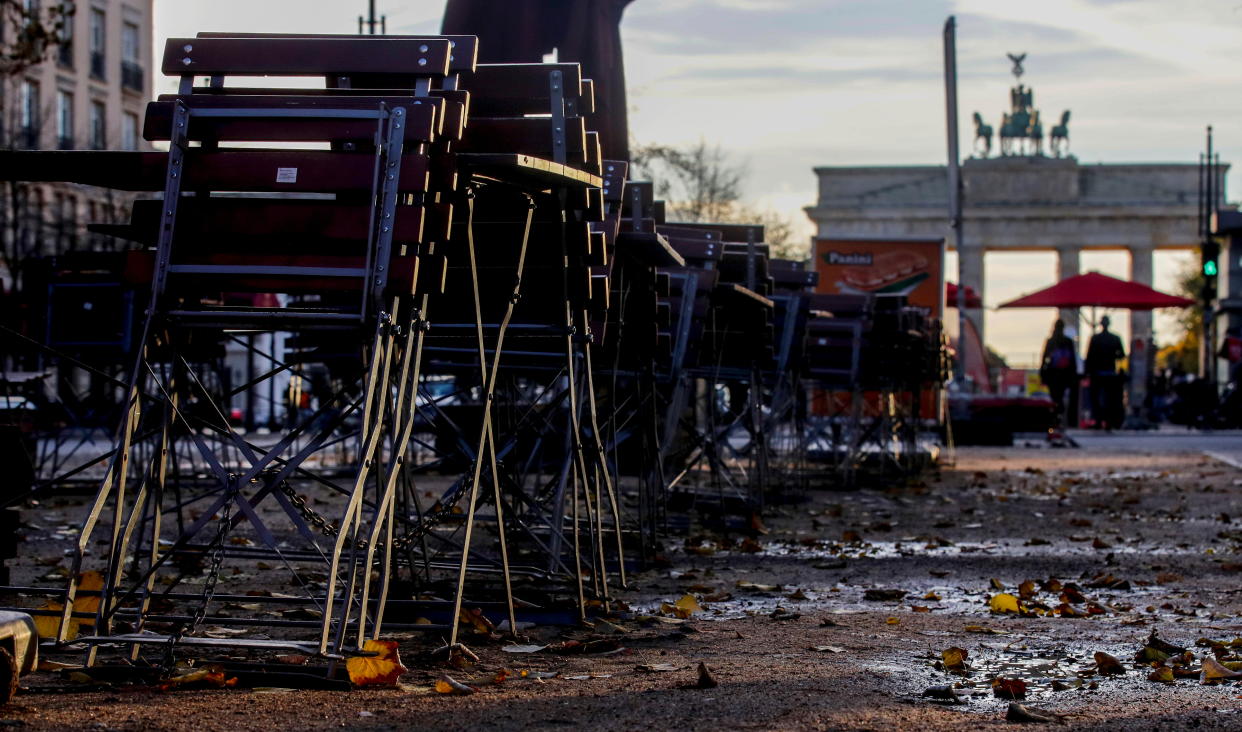 Locked tables and chairs of a restaurant stand in front of Brandenburg gate during the country's month-long COVID-19 lockdown, in Berlin, Germany, November 2, 2020. REUTERS/Hannibal Hanschke