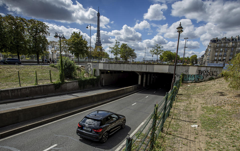 Un auto entra por el túnel Alma, donde falleció la princesa Diana, Dodi Fayed y su chofer, en París, el lunes 22 de agosto de 2022. Han pasado casi 25 años desde que la princesa Diana murió en un accidente automovilístico a alta velocidad en París. El médico francés que la atendió en el lugar, relata lo ocurrido el 31 de agosto de 1997 a The Associated Press. (Foto AP/Aurélien Morissard)