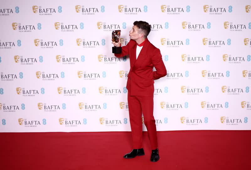 Foto del domingo de Barry Keoghan posando con su premio a mejor actor de reparto por "The Banshees Of Inisherin" en los premios BAFTA en el Royal Festival Hall en Londres