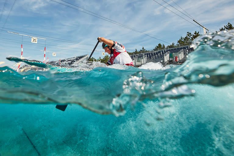 El británico Mallory Franklin en acción en el Centro Kasai de Slalom de Canoa en Tokio.