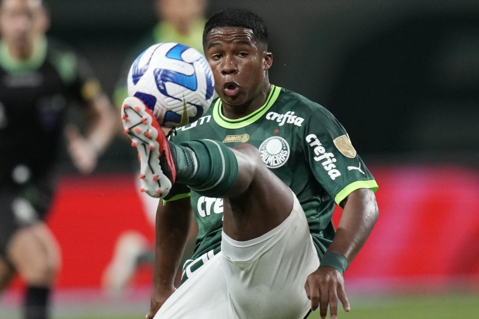 ARCHIVO - Endrick, de Palmeiras de Brasil, controla el balón durante un partido de cuartos de final de la Copa Libertadores ante Deportivo Pereira de Colombia, el 30 de agosto de 2023 (AP Foto/Andre Penner, archivo)